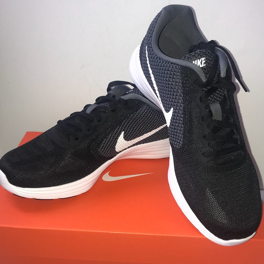 Nike Revolution